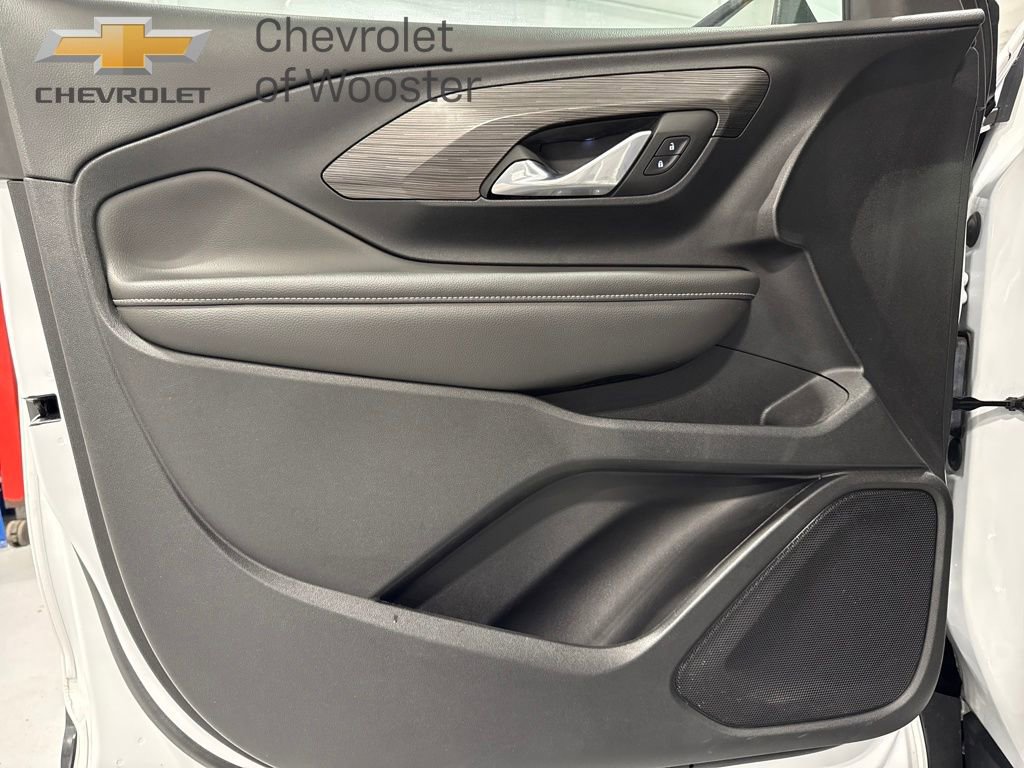 Used 2023 GMC Terrain SLE w/ Driver Convenience Package image 9