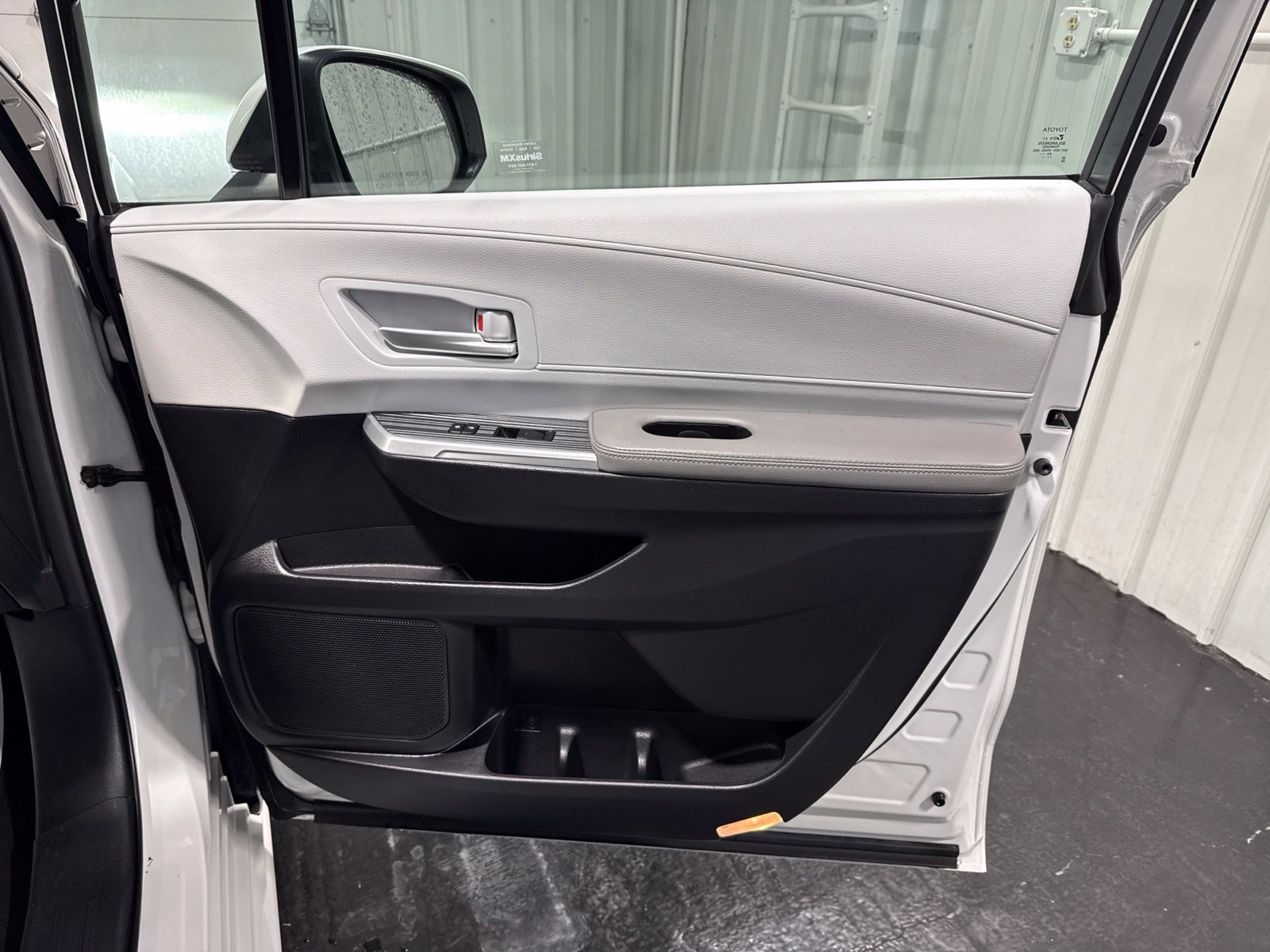 Used 2025 Toyota Sienna XLE FWD image 14