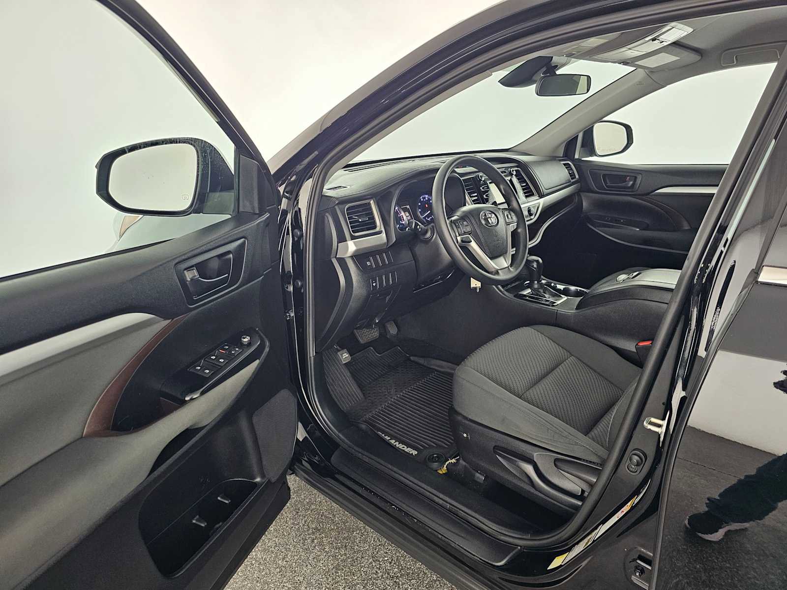 Used 2019 Toyota Highlander LE FWD image 19