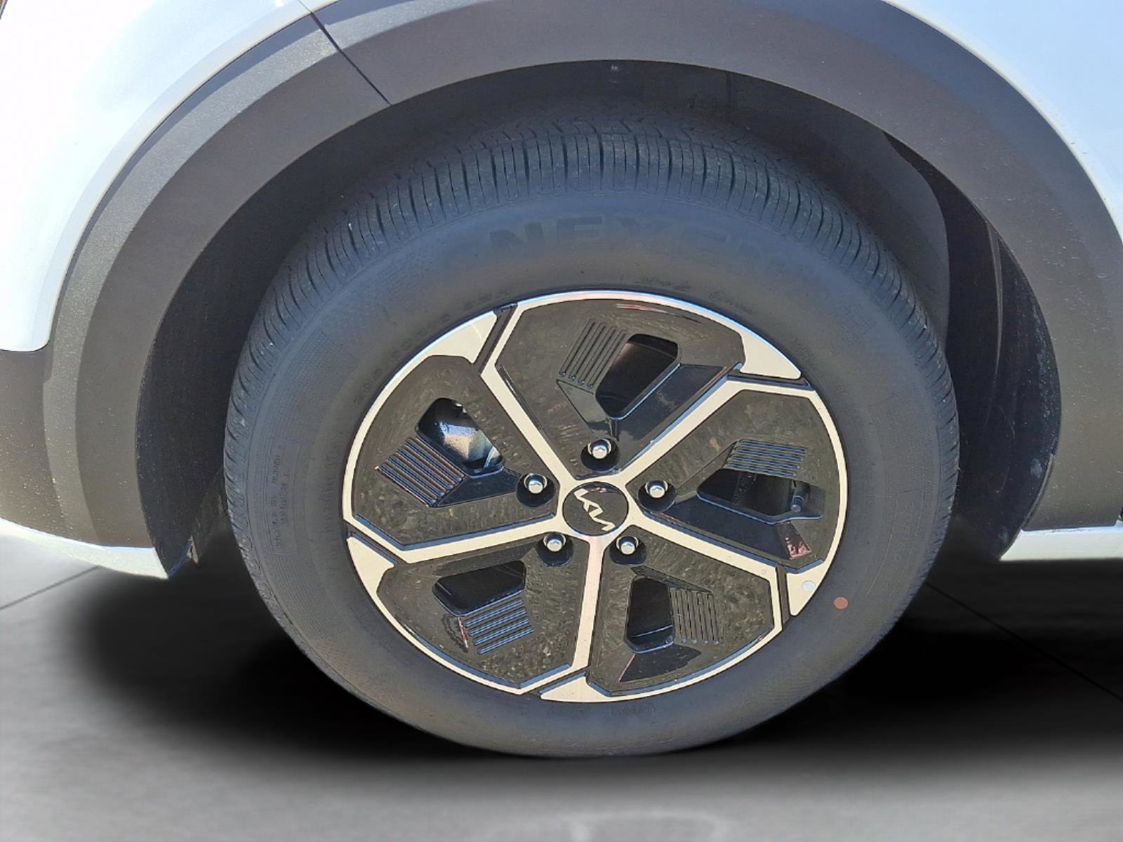 Used 2025 Kia Niro EX image 8
