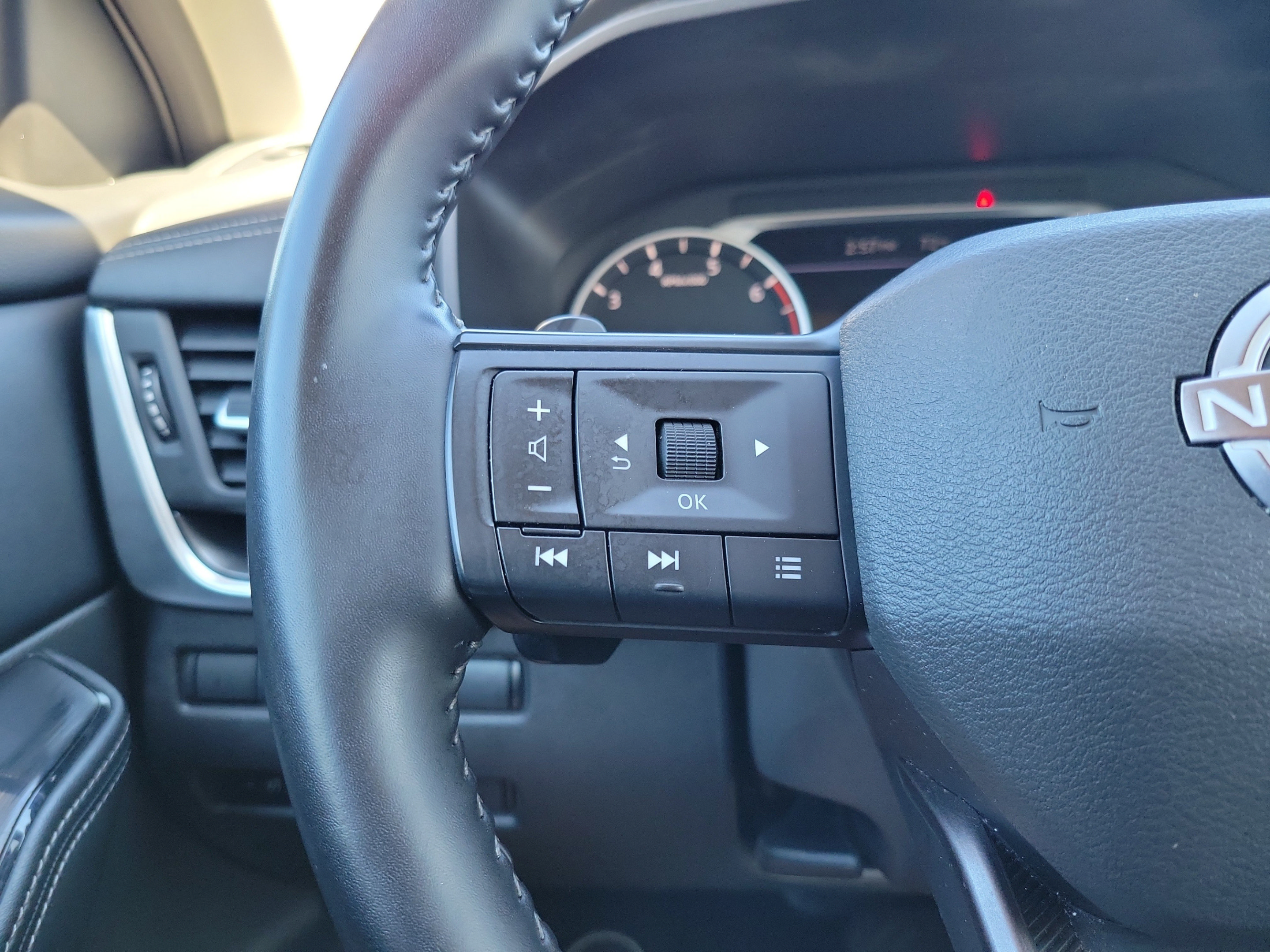 Used 2025 Nissan Rogue SV FWD image 23