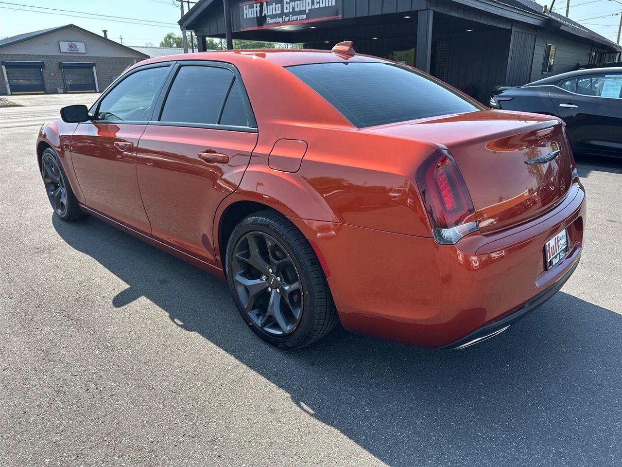 Used 2020 Chrysler 300 Touring w/ Sport Appearance Package RWD image 5
