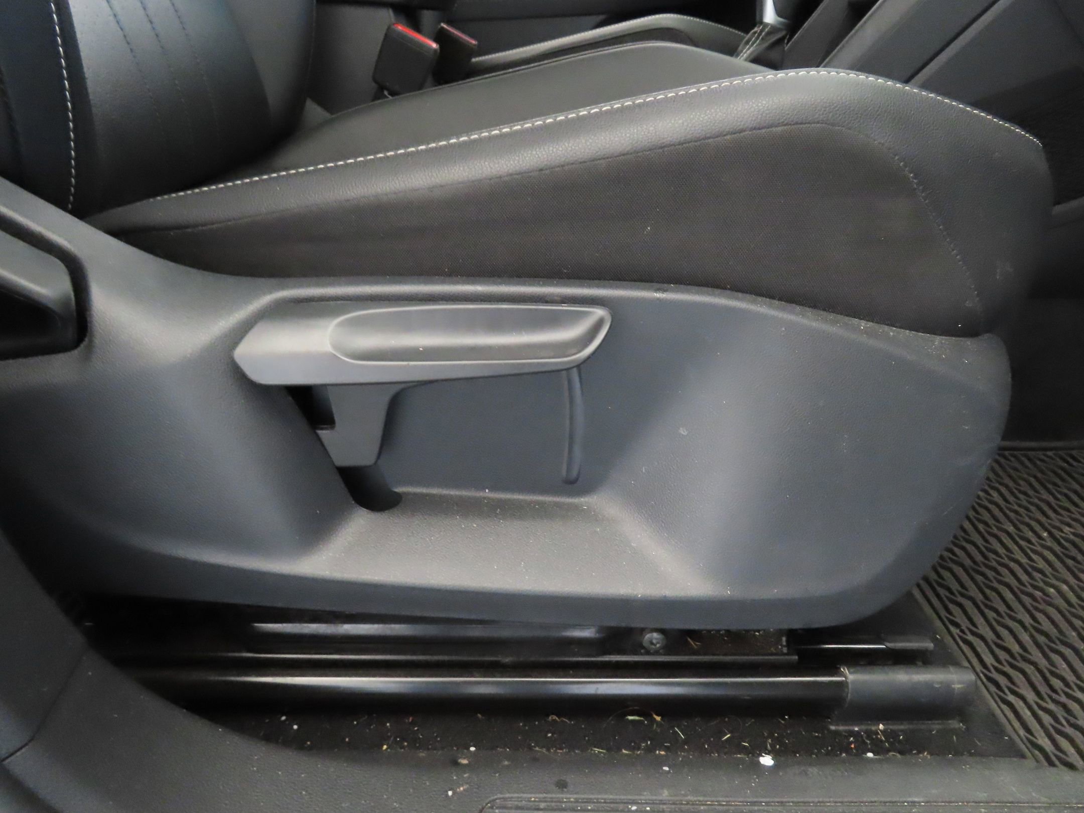 Used 2022 Volkswagen Tiguan SE image 28