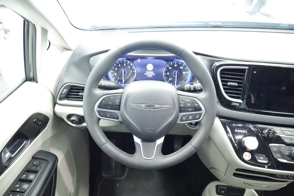 Certified 2023 Chrysler Pacifica Touring-L FWD image 21