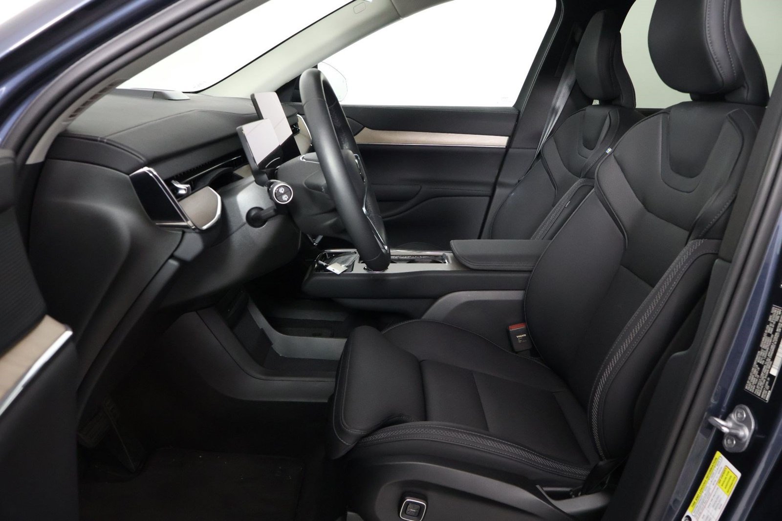 Used 2026 Volvo EX90 Plus RWD image 29