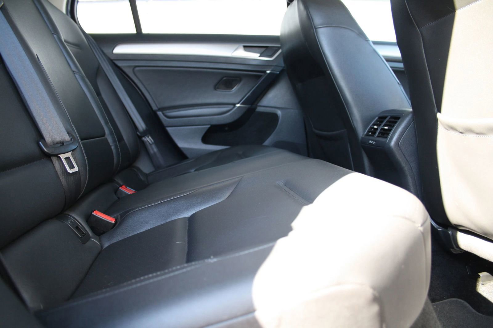 Used 2015 Volkswagen Golf S image 12