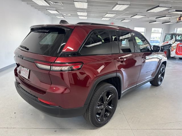 Used 2023 Jeep Grand Cherokee Altitude AWD/4WD image 15