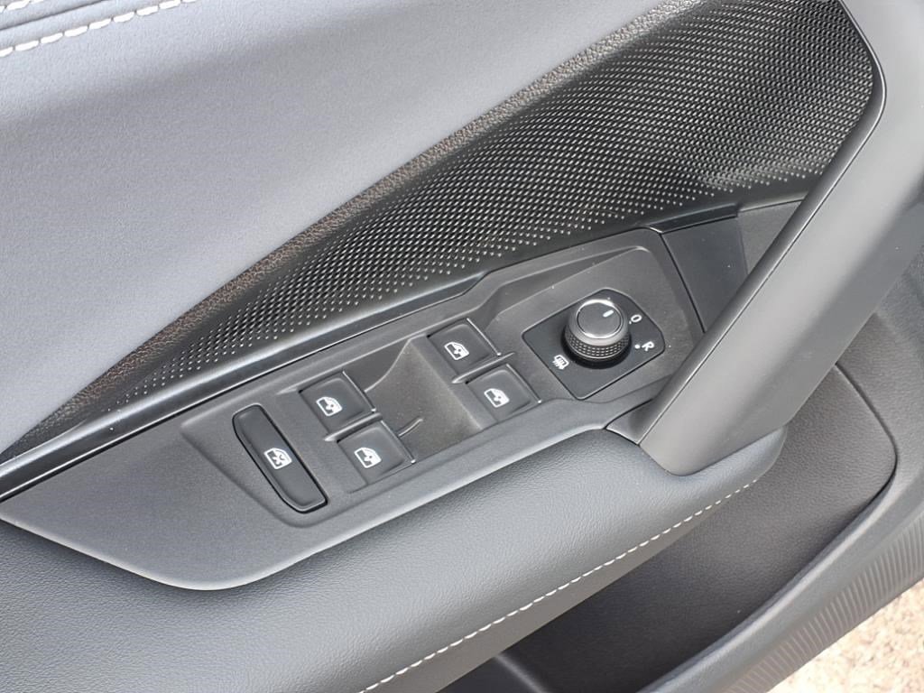New 2025 Volkswagen Tiguan SE image 12