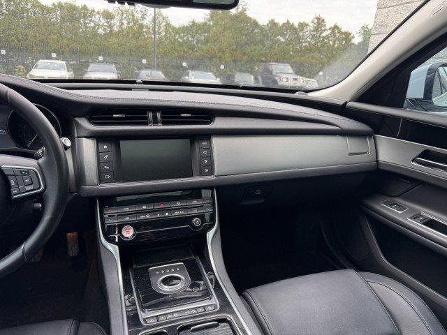 Used 2018 Jaguar XF Premium image 24
