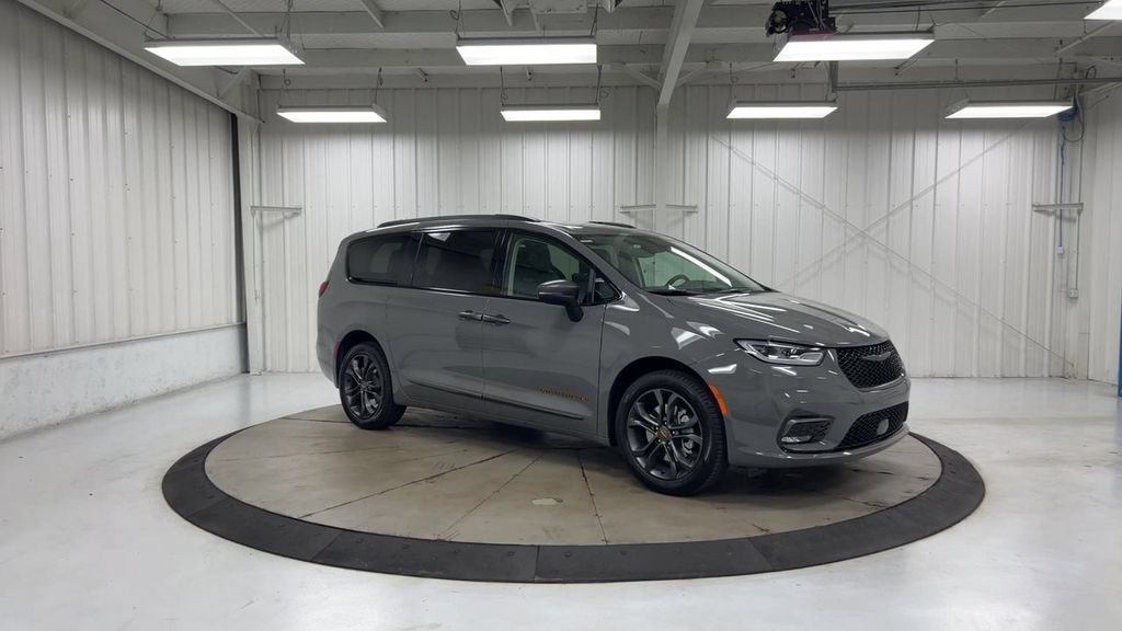 Used 2023 Chrysler Pacifica Touring-L w/ Uconnect Theater Family Group AWD/4WD image 2