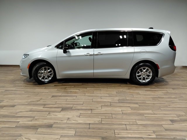 Used 2024 Chrysler Pacifica Touring-L image 21