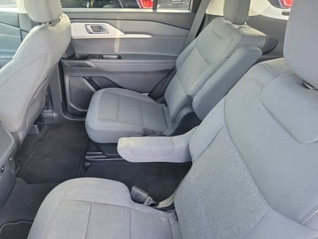 Used 2025 Ford Explorer Active AWD/4WD image 16