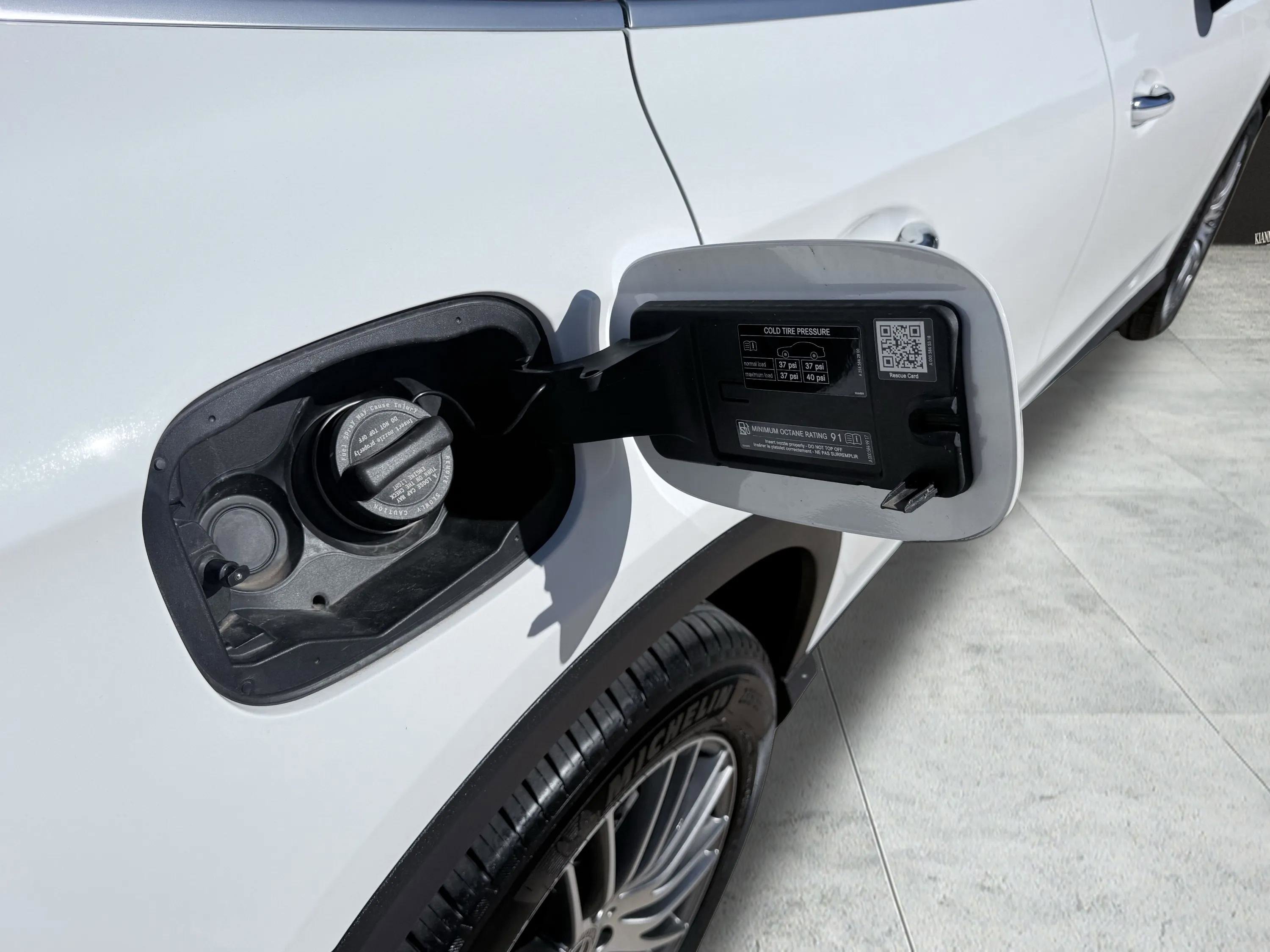 Used 2025 Mercedes-Benz GLC 300 4MATIC image 12