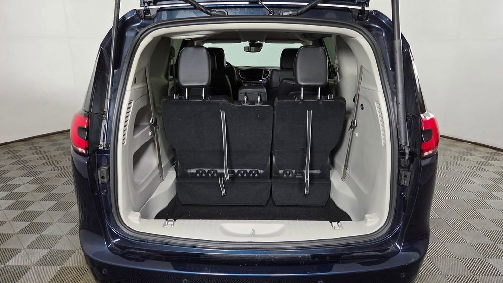 Used 2024 Chrysler Pacifica Touring-L FWD image 10