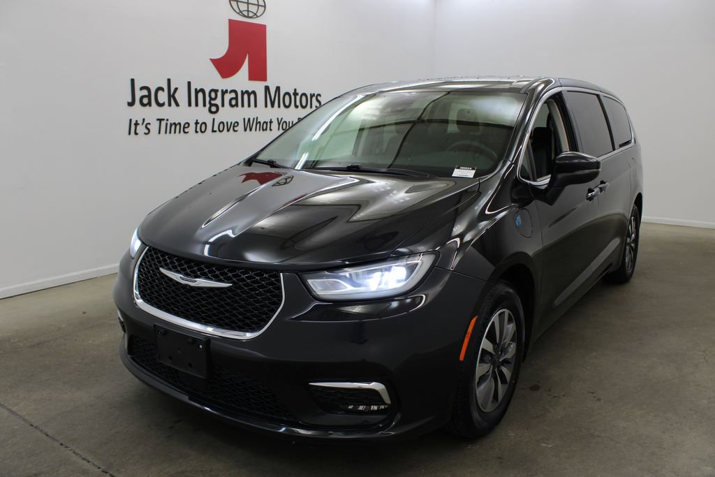 Used 2023 Chrysler Pacifica Touring-L image 2