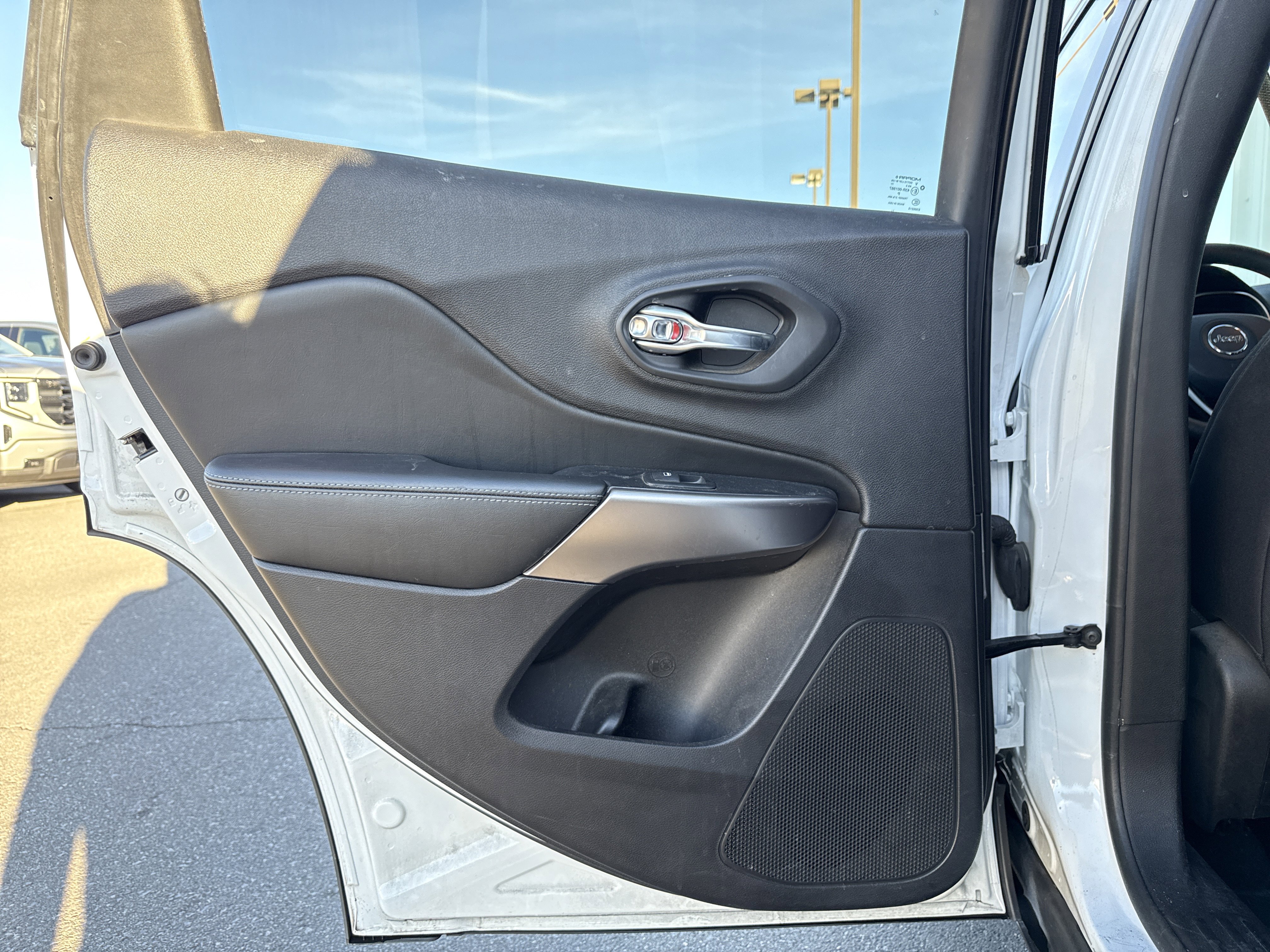 Used 2019 Jeep Cherokee Latitude w/ Popular Appearance Group image 16