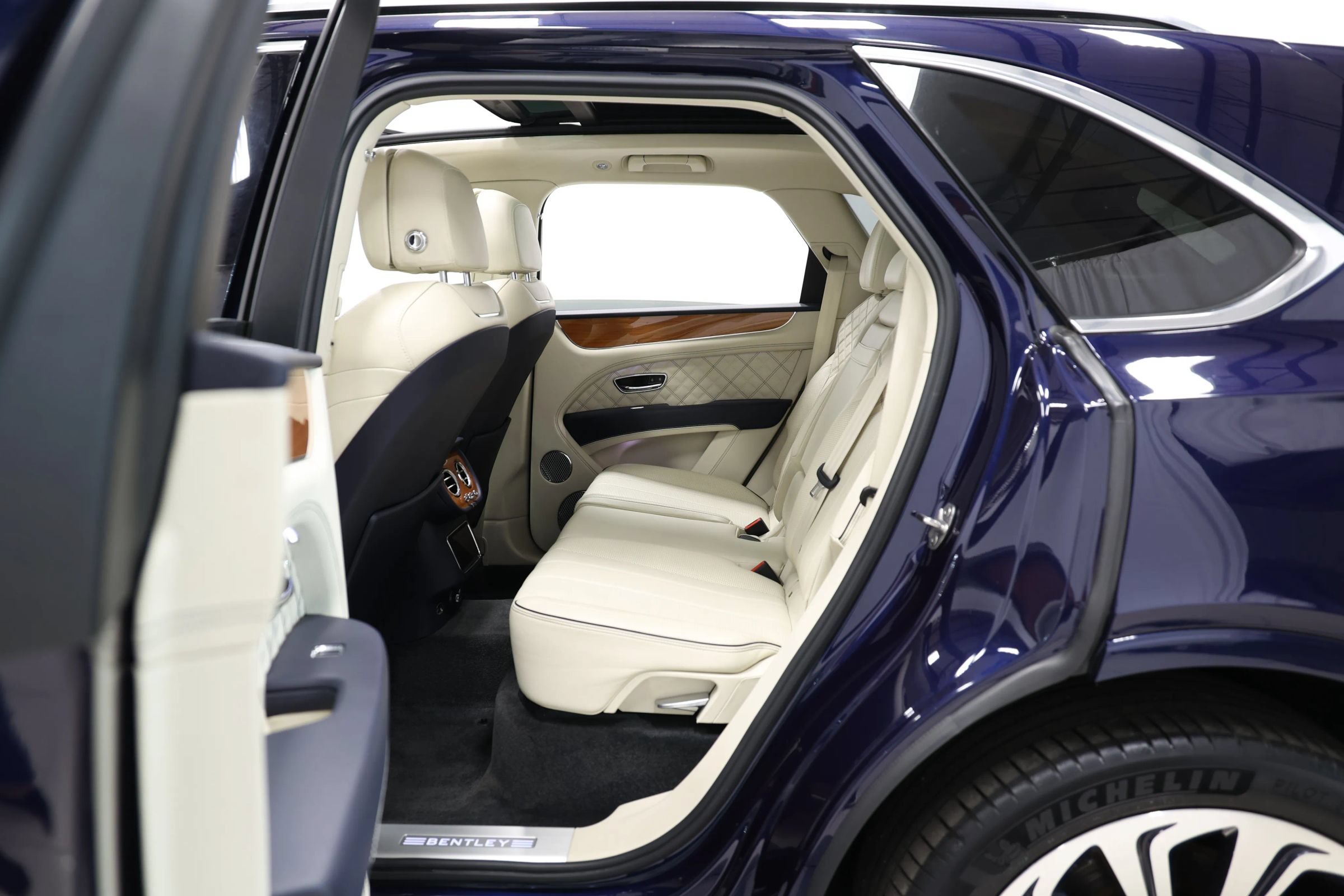 Used 2021 Bentley Bentayga w/ First Edition Specification AWD/4WD image 58