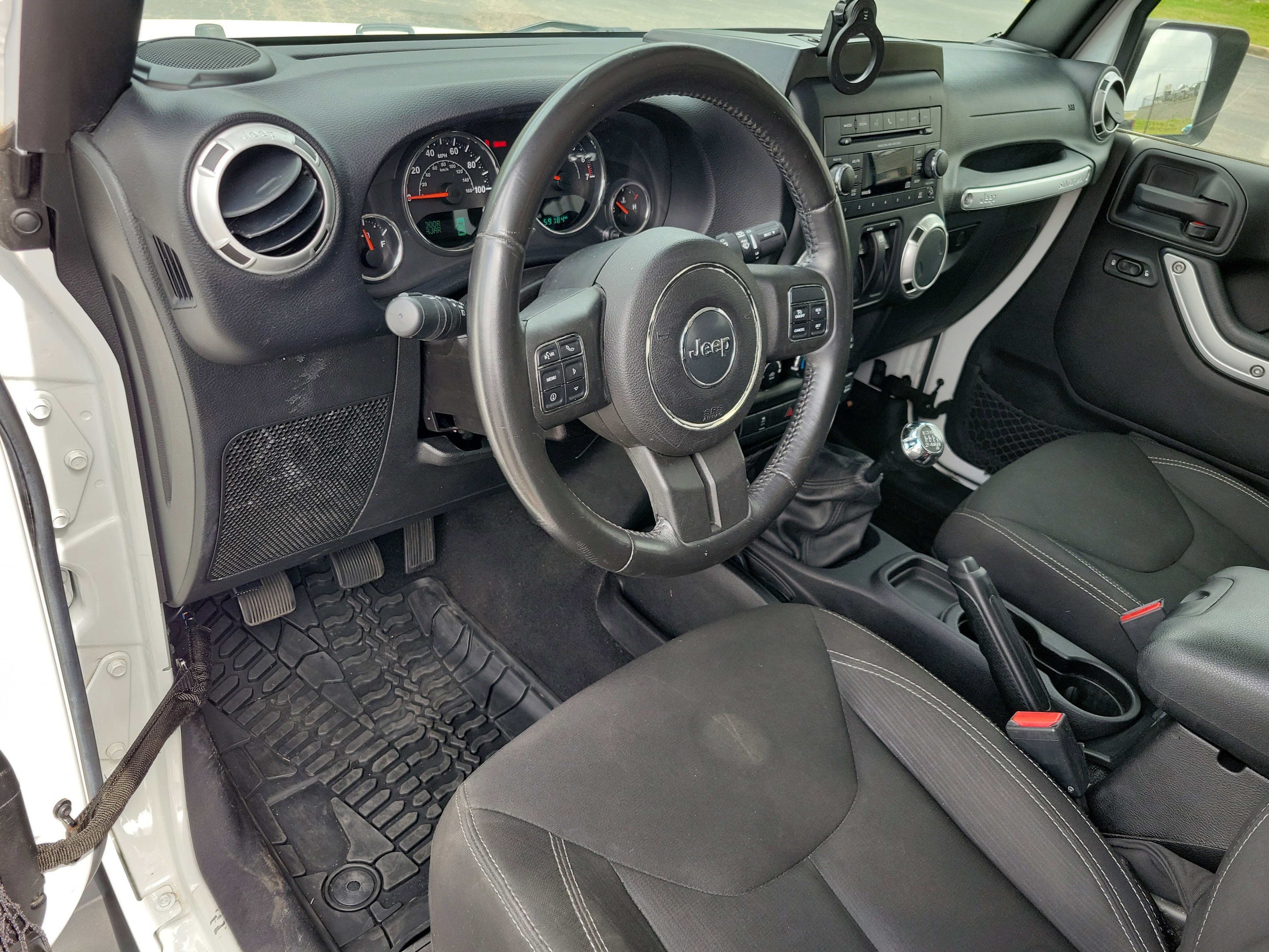 Used 2016 Jeep Wrangler Sahara w/ Connectivity Group image 3