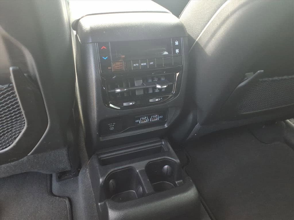 Used 2023 Jeep Grand Cherokee L Laredo RWD image 11