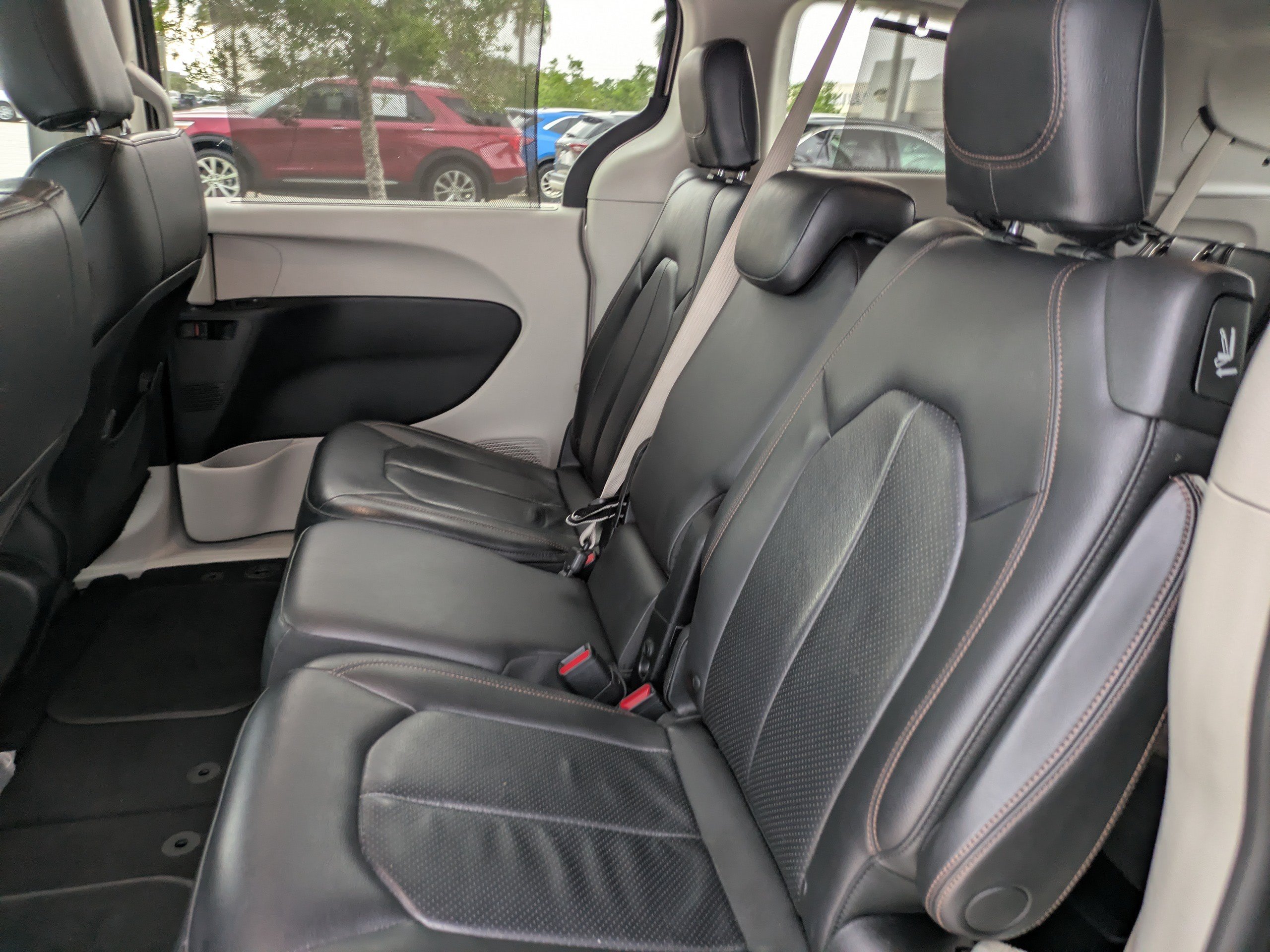 Used 2018 Chrysler Pacifica Touring-L FWD image 16