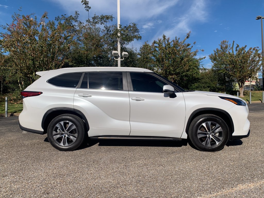 Used 2023 Toyota Highlander XLE FWD image 3