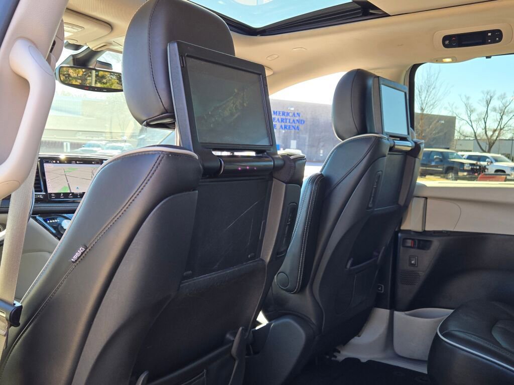 Used 2021 Chrysler Pacifica Limited w/ Uconnect Theater Family Group image 22