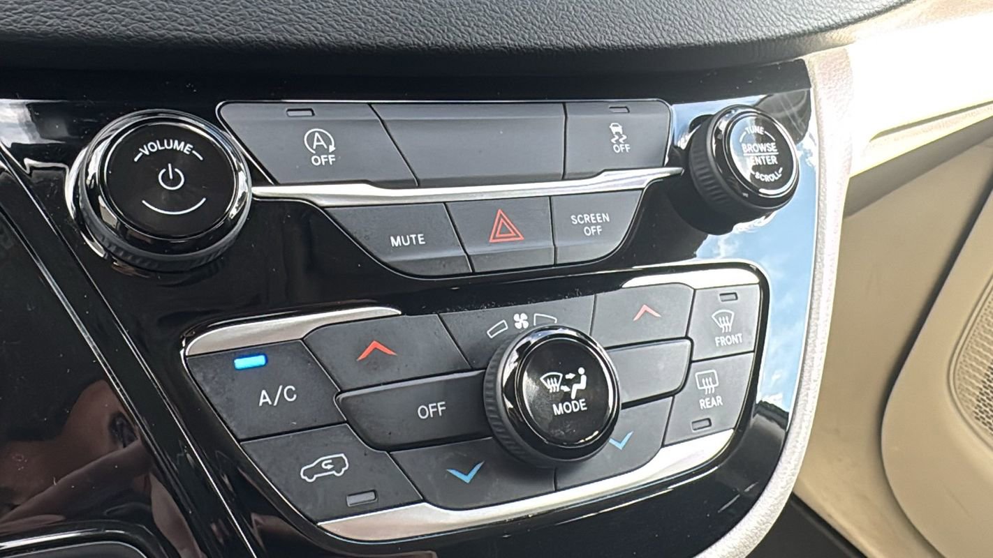 Used 2023 Chrysler Voyager LX image 29