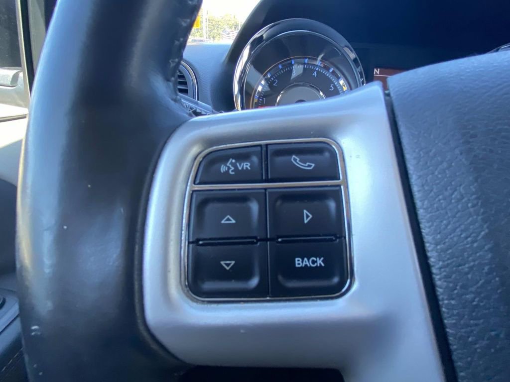 Used 2014 Chrysler Town & Country Touring image 28