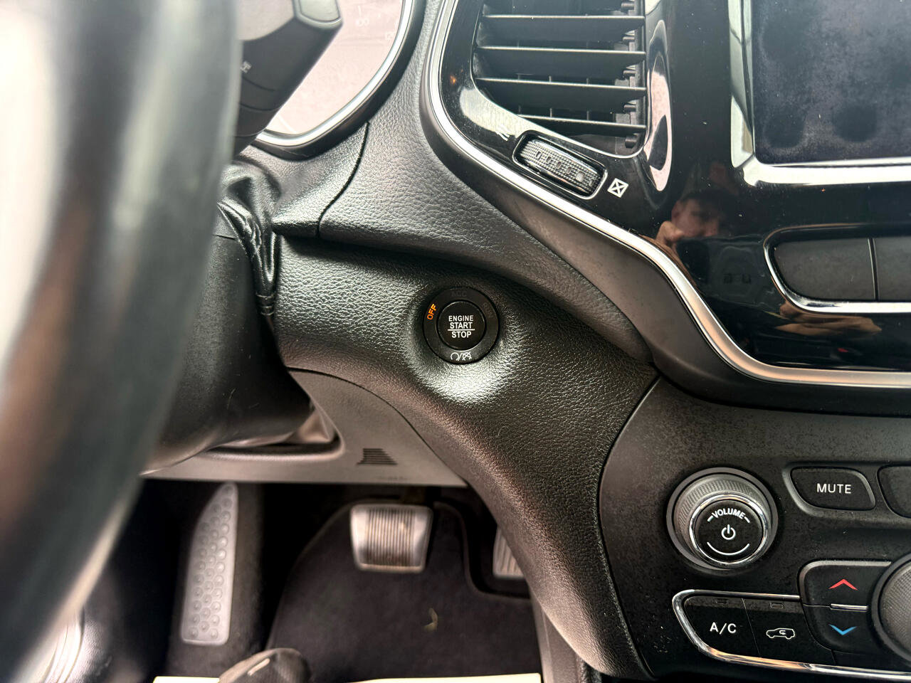 Used 2019 Jeep Cherokee Limited image 29