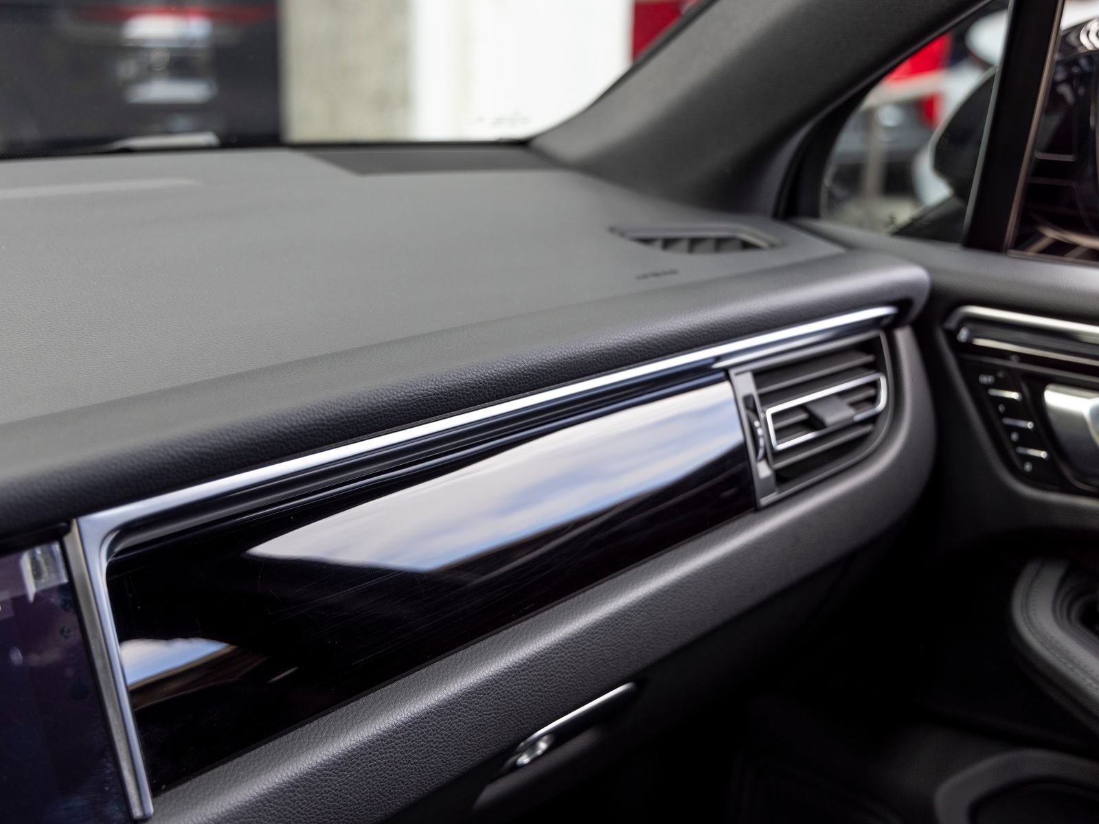 Certified 2023 Porsche Macan AWD/4WD image 42
