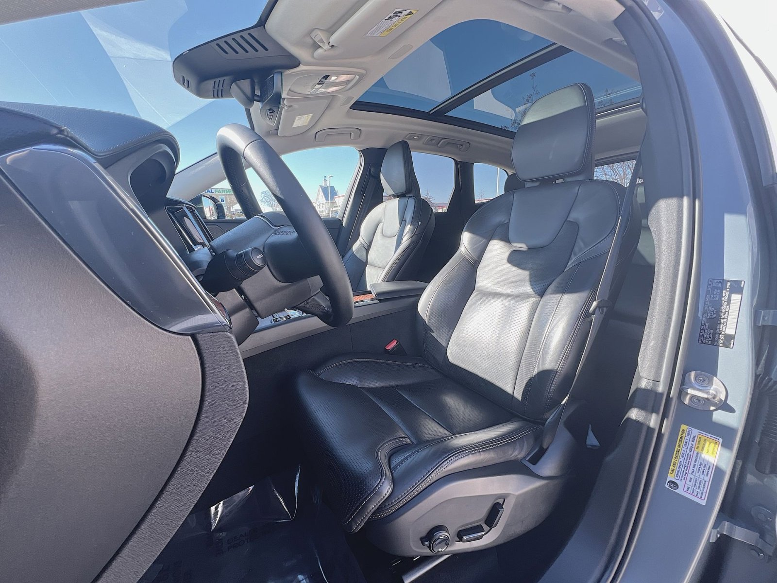 Certified 2023 Volvo XC60 B6 Ultimate w/ Climate Package image 13