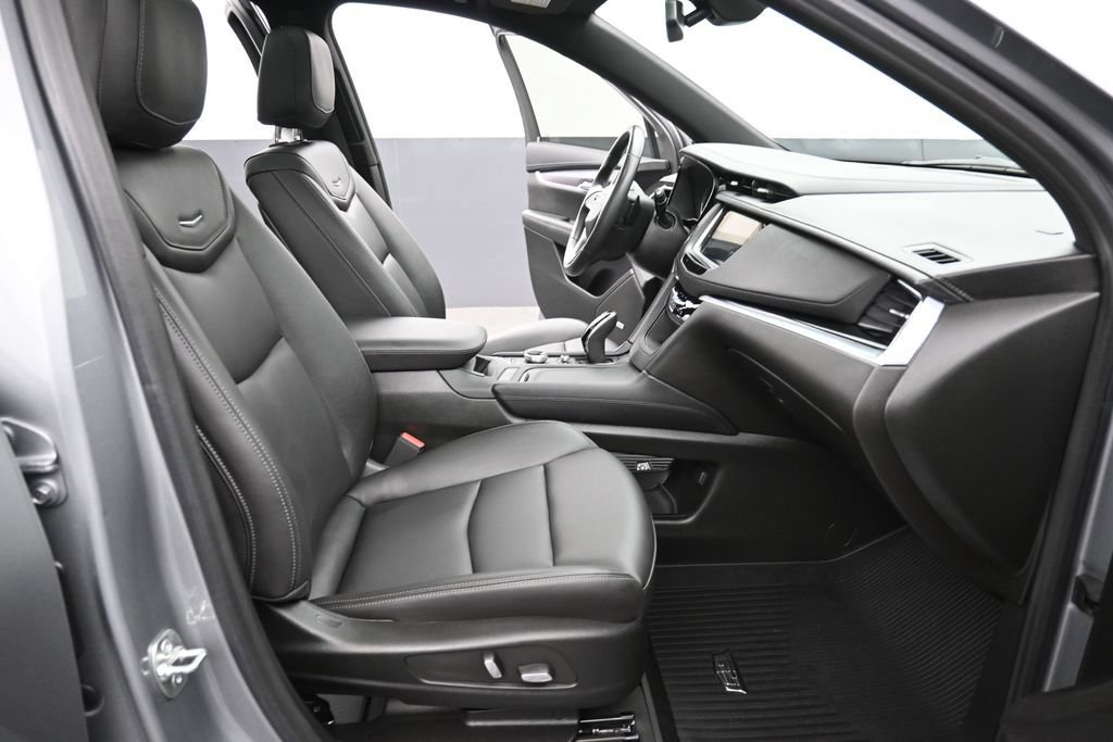 Used 2025 Cadillac XT6 Luxury FWD image 16
