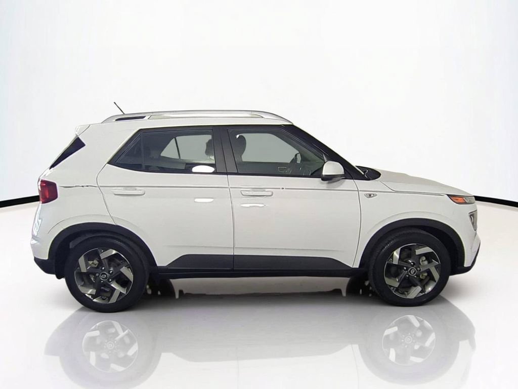 Used 2023 Hyundai Venue SEL FWD image 4