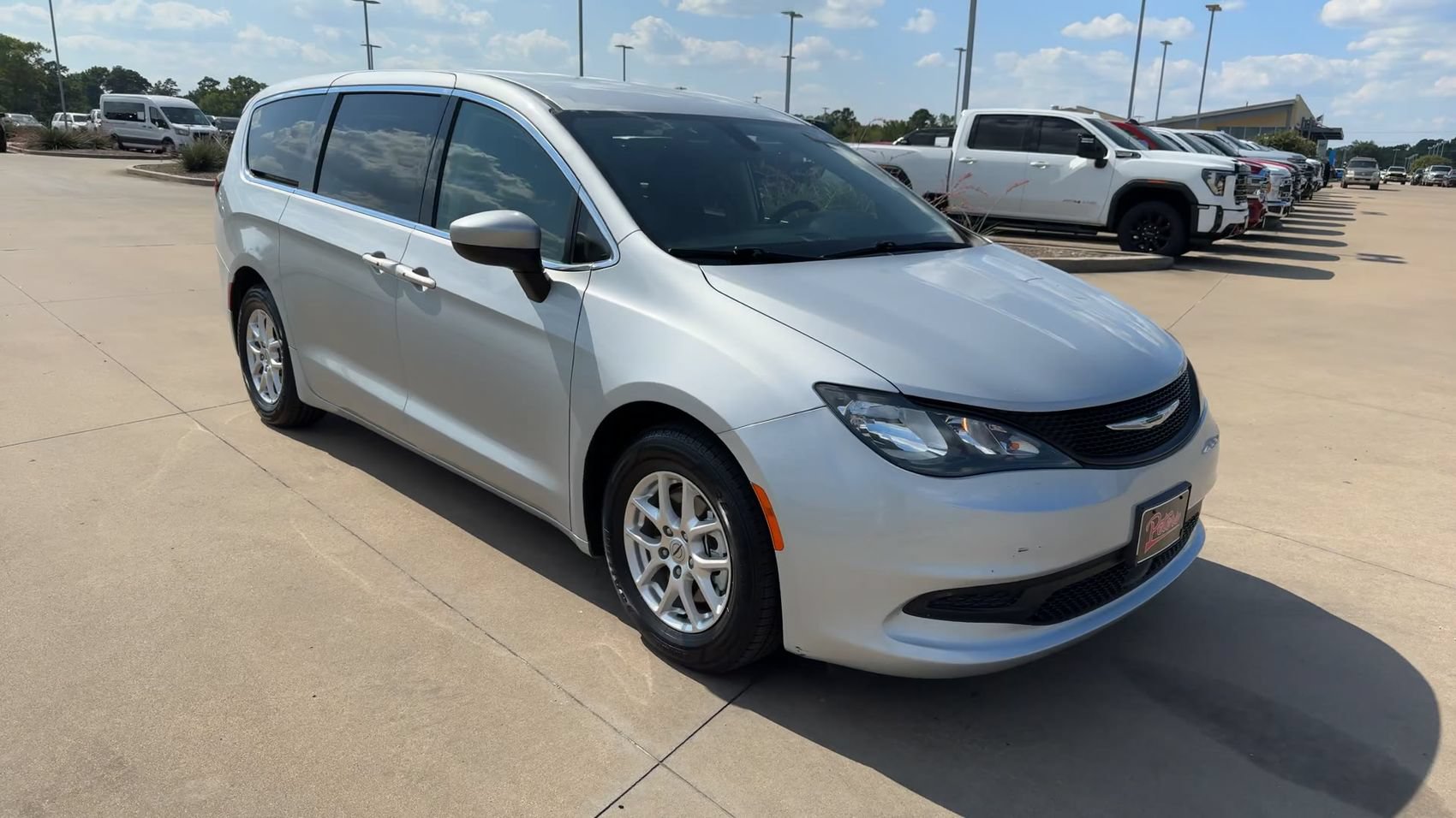 Used 2022 Chrysler Voyager LX FWD image 3