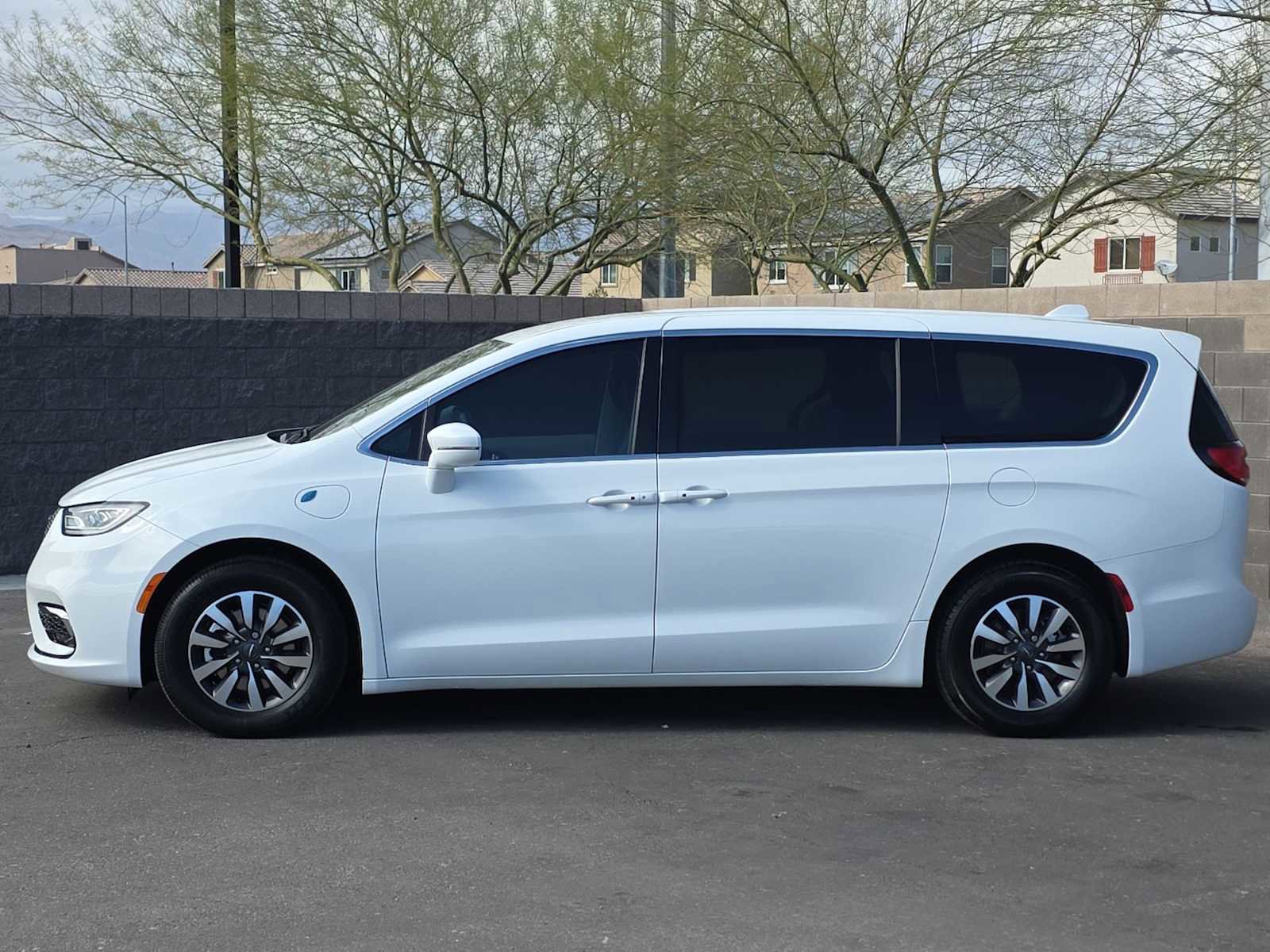 Used 2022 Chrysler Pacifica Touring-L image 6