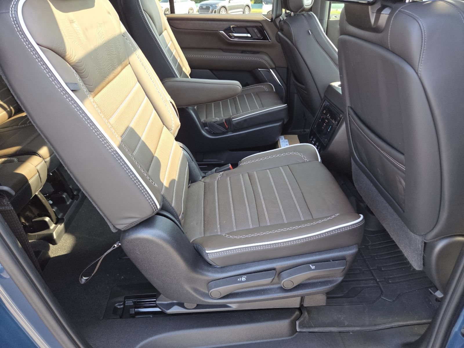 Used 2025 GMC Yukon XL Denali Ultimate AWD/4WD image 30