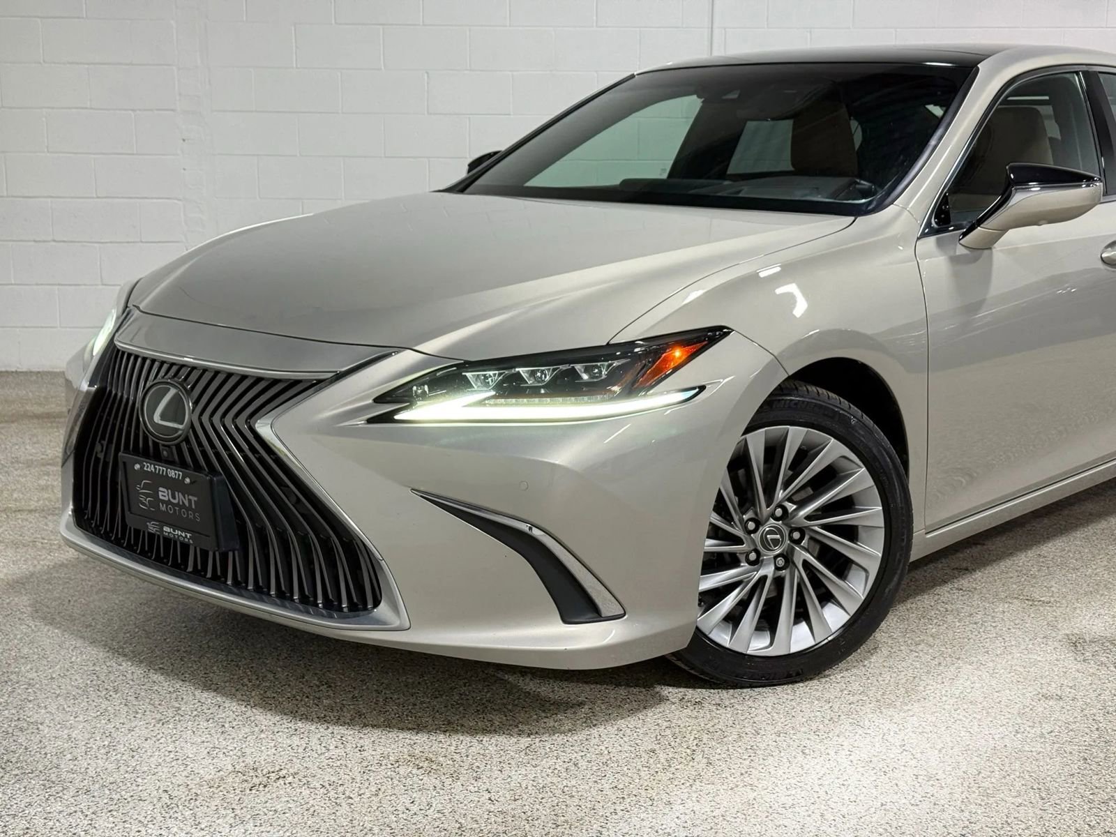 Used 2019 Lexus ES 350 Ultra Luxury w/ Accessory Package image 3