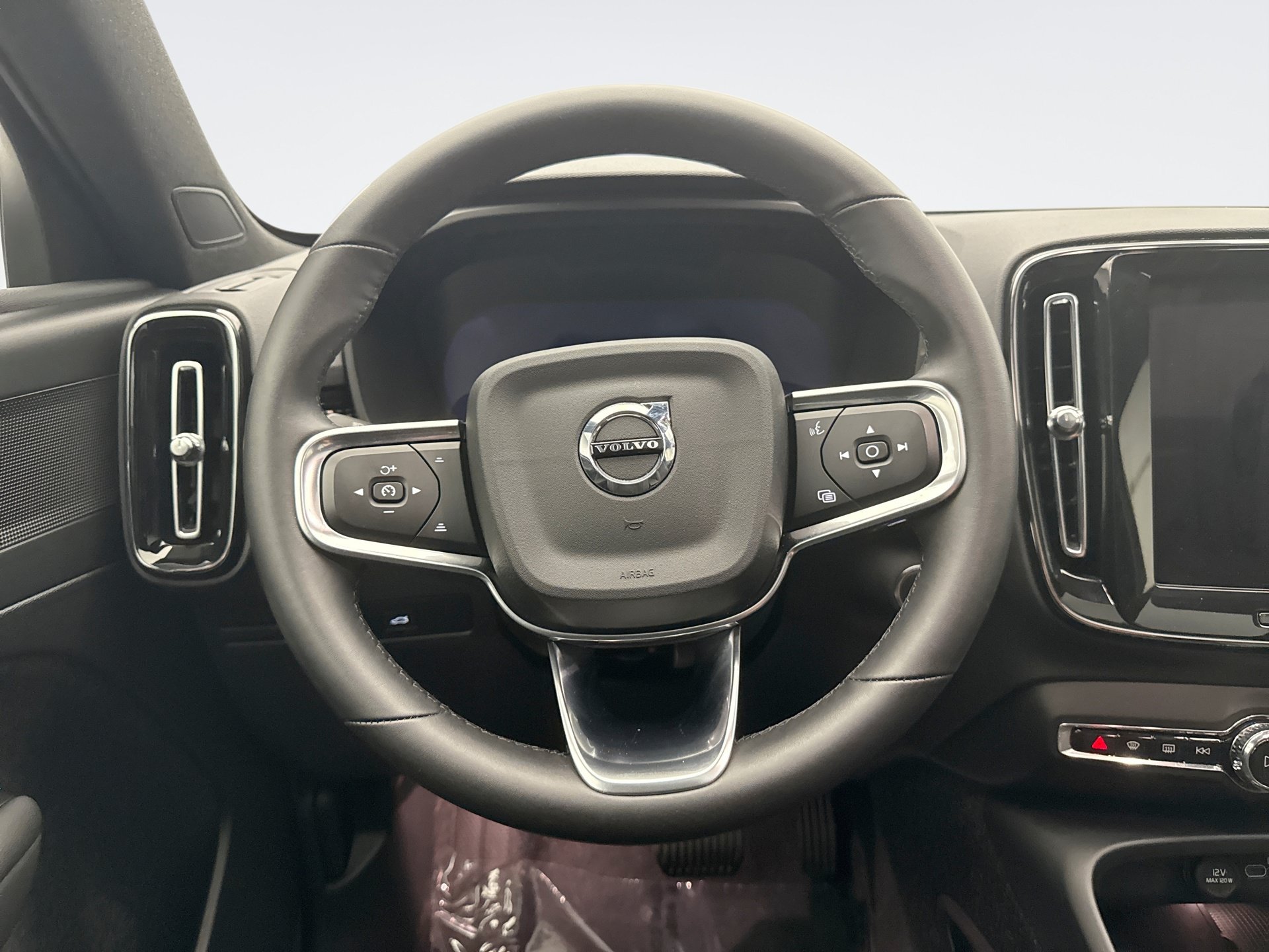 Used 2025 Volvo XC40 B5 Plus AWD/4WD image 12