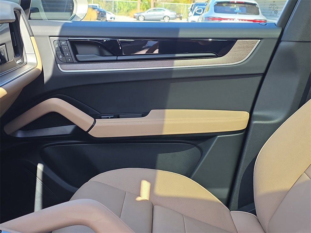 Certified 2025 Porsche Cayenne E-Hybrid image 23