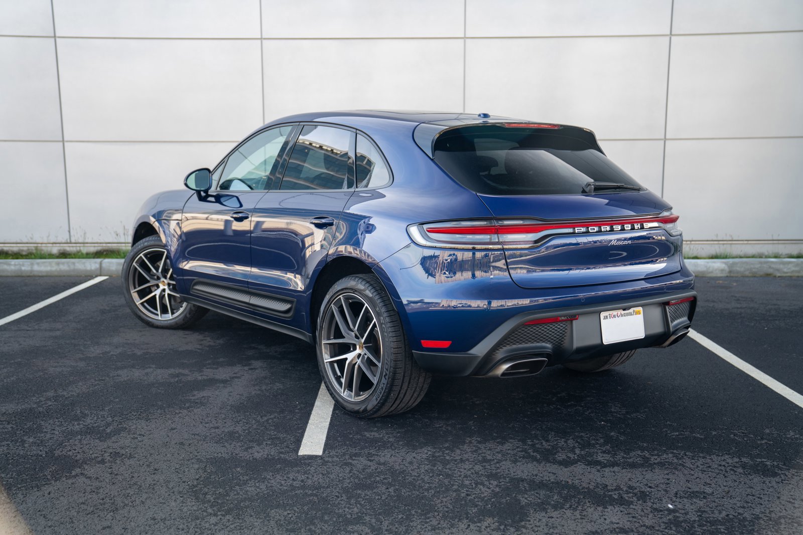 Certified 2024 Porsche Macan image 3