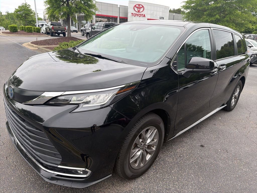 Used 2023 Toyota Sienna XLE FWD image 24