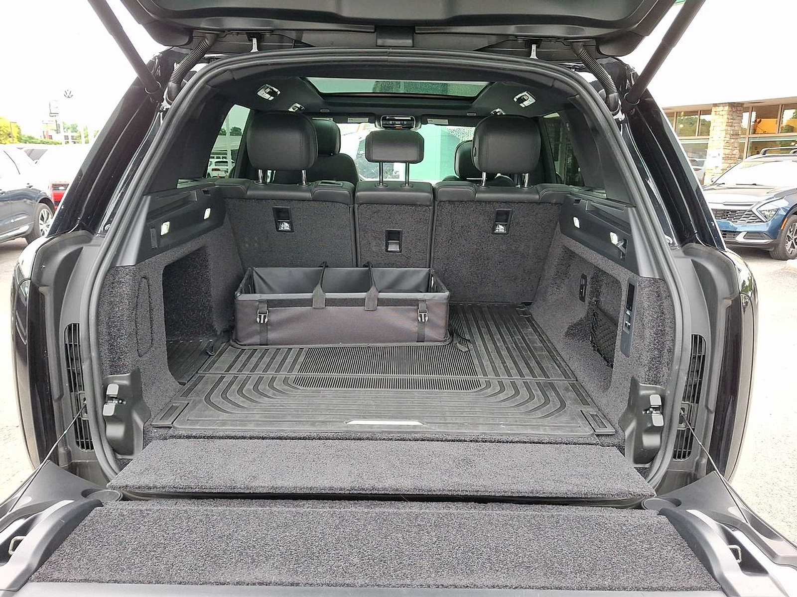 Certified 2025 Land Rover Range Rover SE AWD/4WD image 27