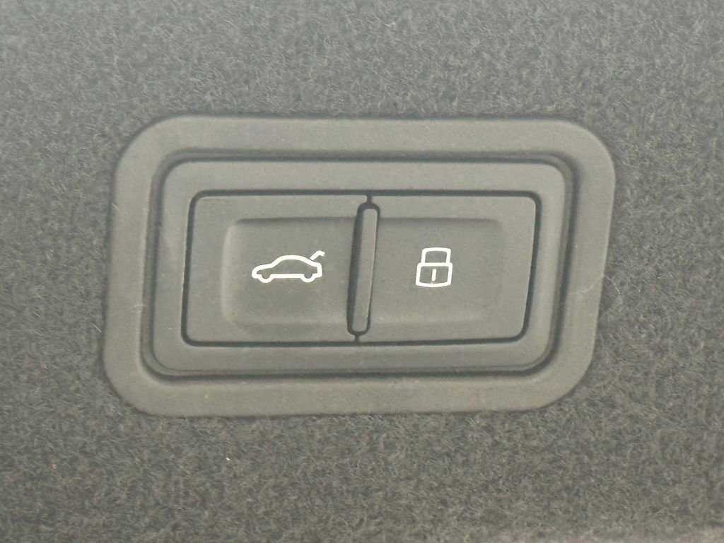 Used 2023 Audi A8 L 3.0T image 21