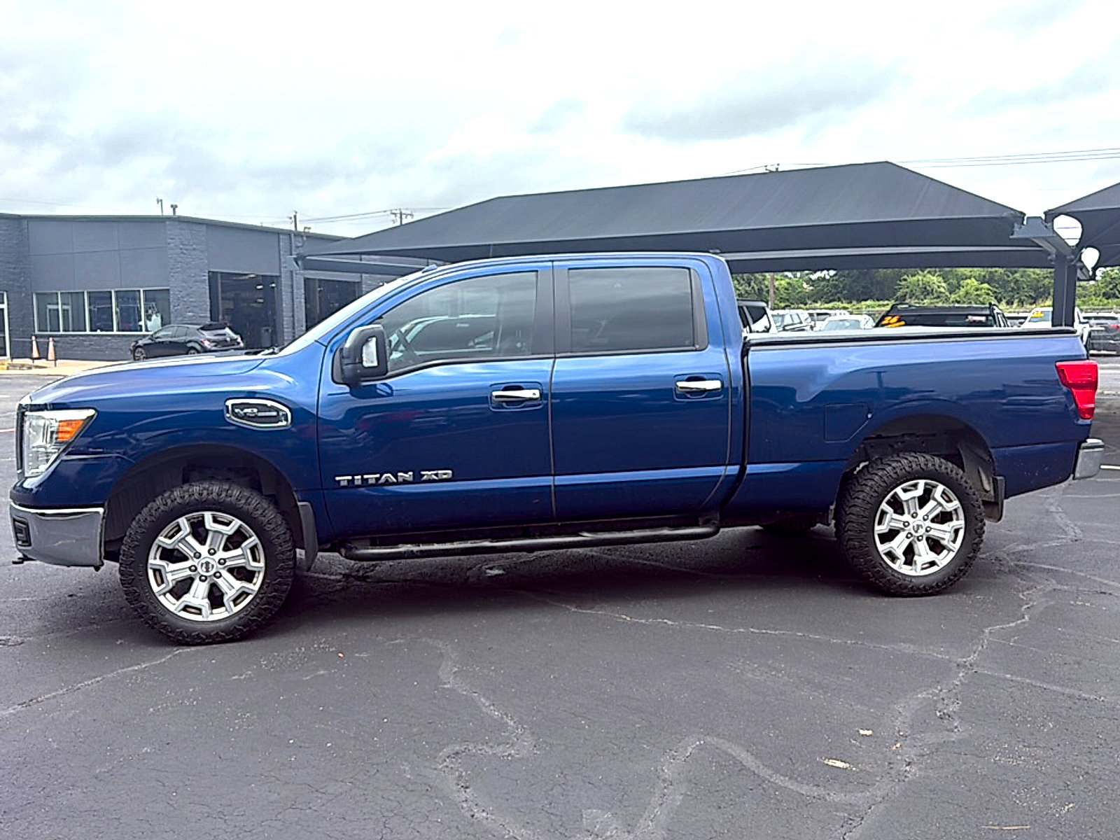 Used 2017 Nissan Titan SV w/ Heavy Duty GAWR Package AWD/4WD image 5