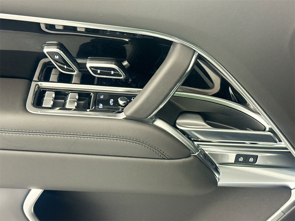 New 2026 Land Rover Range Rover SE image 17