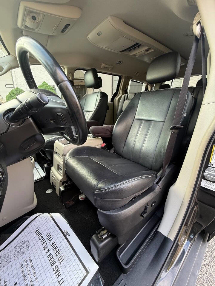 Used 2014 Chrysler Town & Country Touring FWD image 12