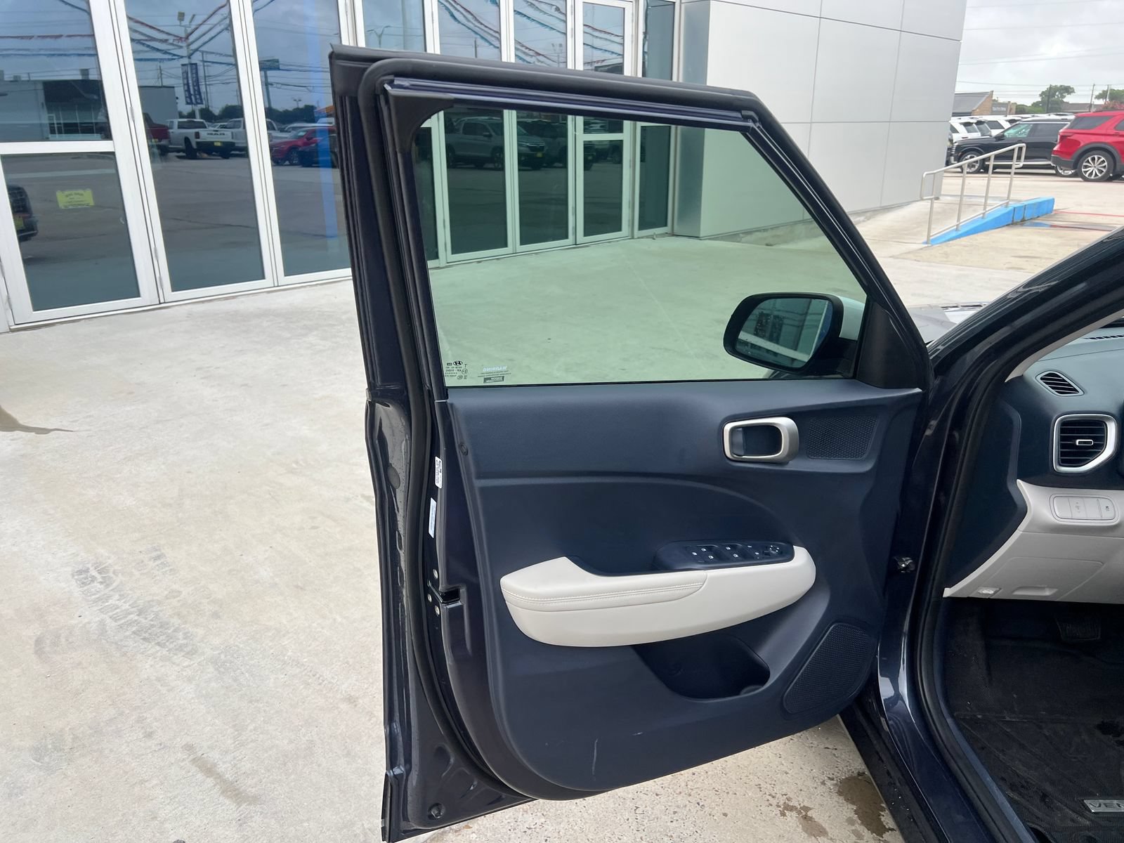Used 2025 Hyundai Venue Limited FWD image 10