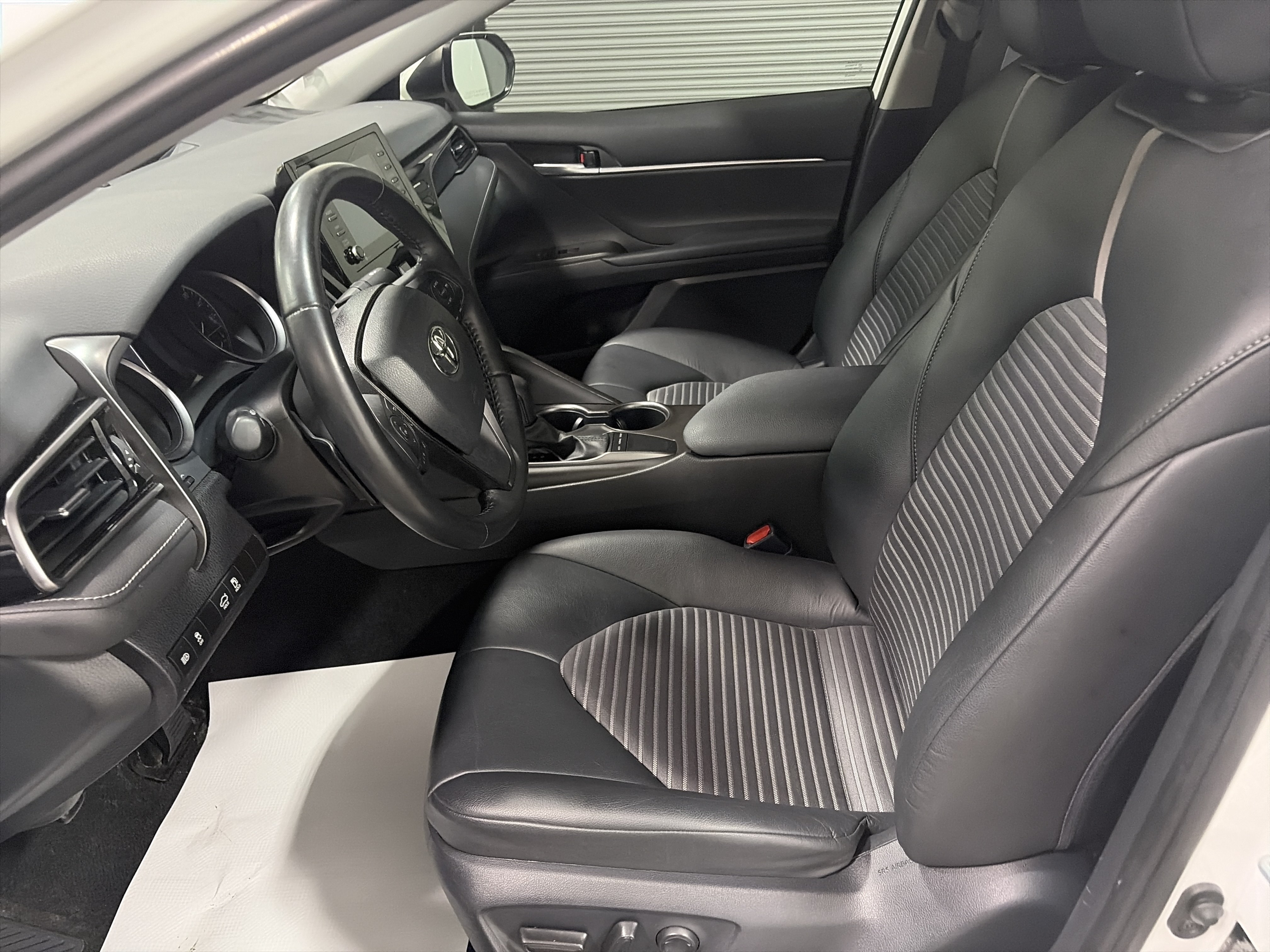 Used 2024 Toyota Camry SE w/ Convenience Package FWD image 11