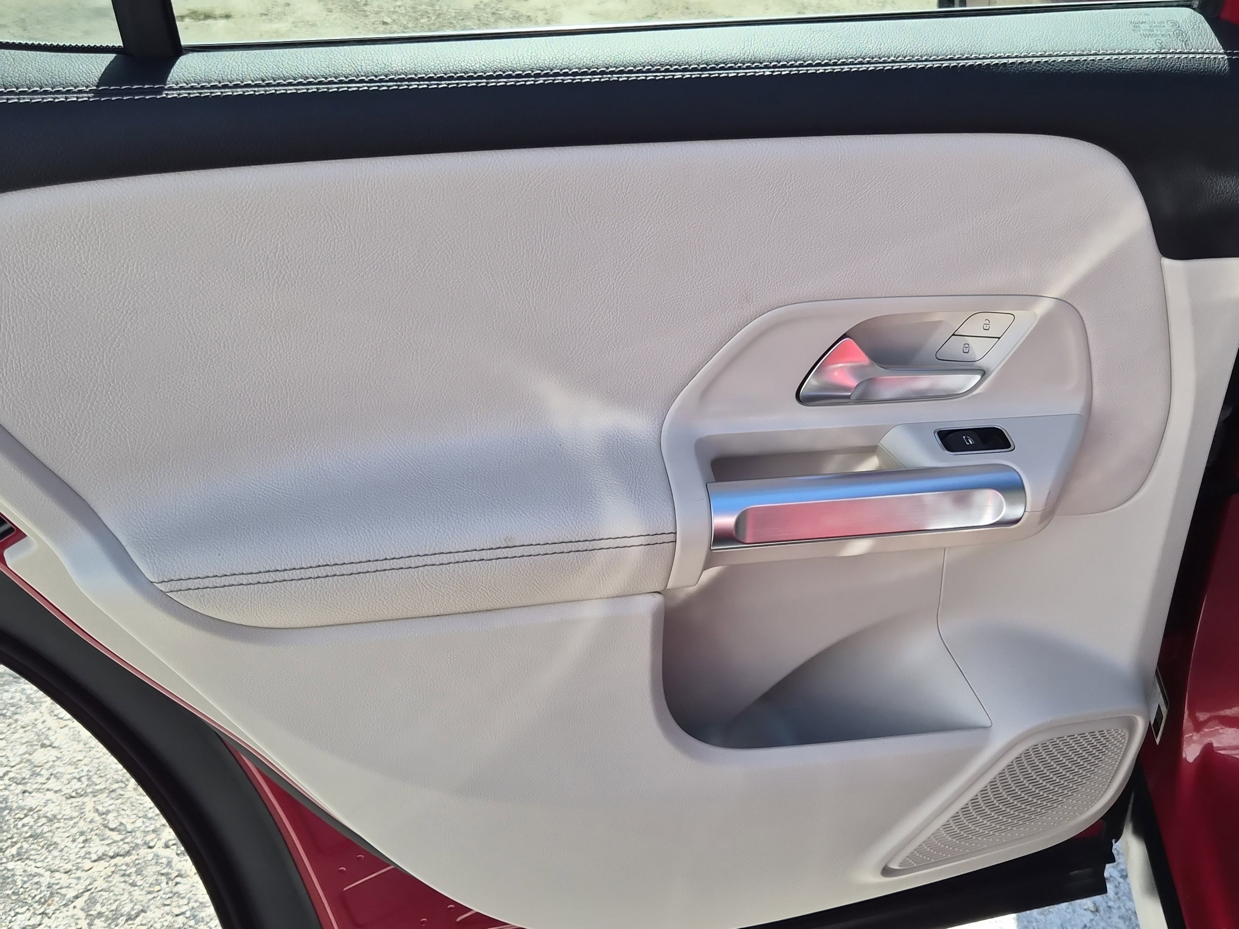 Used 2021 Mercedes-Benz GLB 250 4MATIC w/ Premium Package image 17