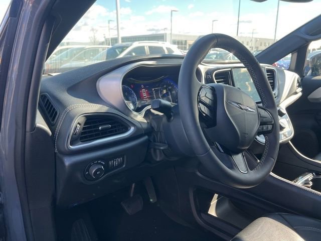 Used 2025 Chrysler Pacifica Limited image 9